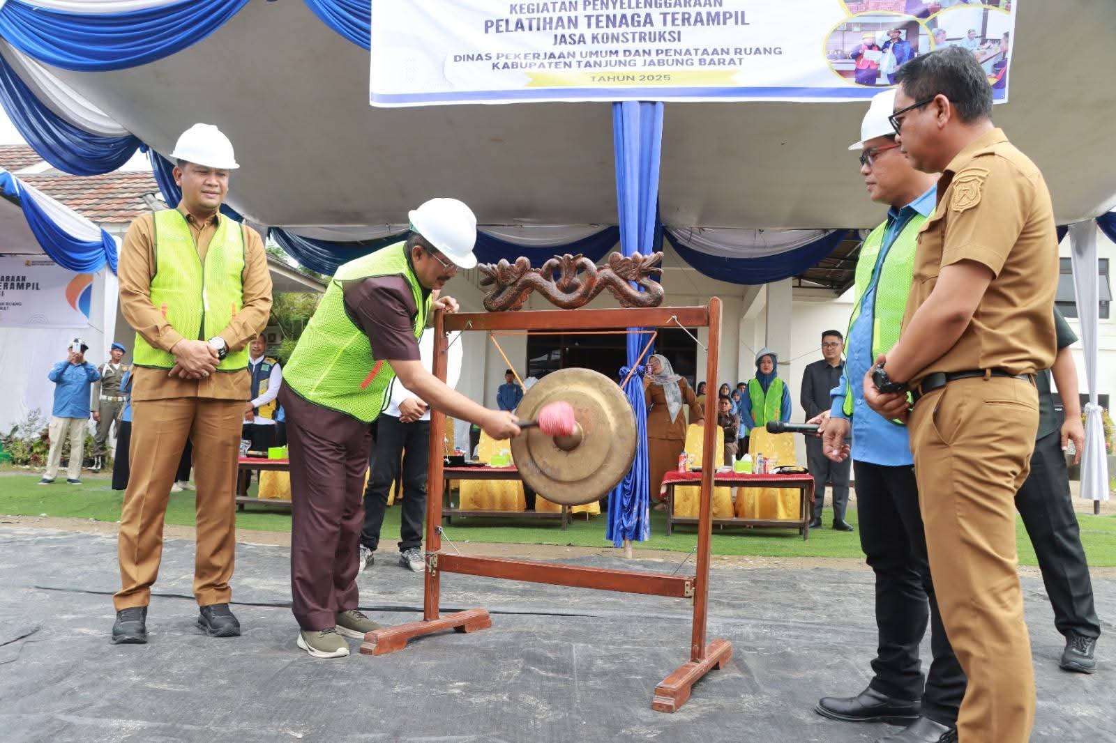 Bupati Anwar Sadat Tekankan Peran Strategis Jasa Konstruksi dalam Pembangunan Tanjab Barat